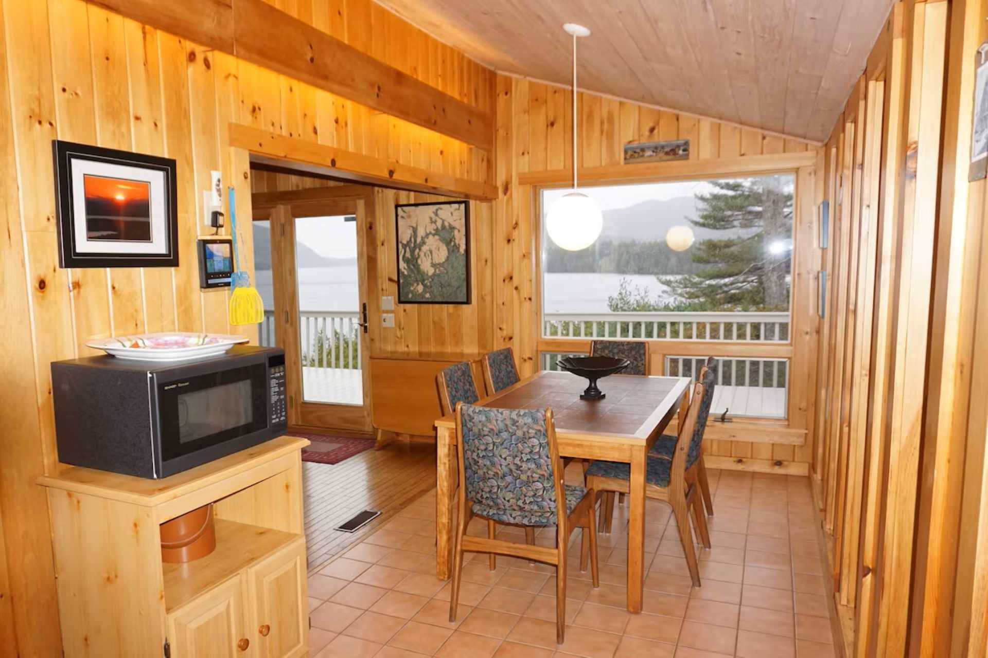 The dining area seats 6 with and includes a gate leaf table 
