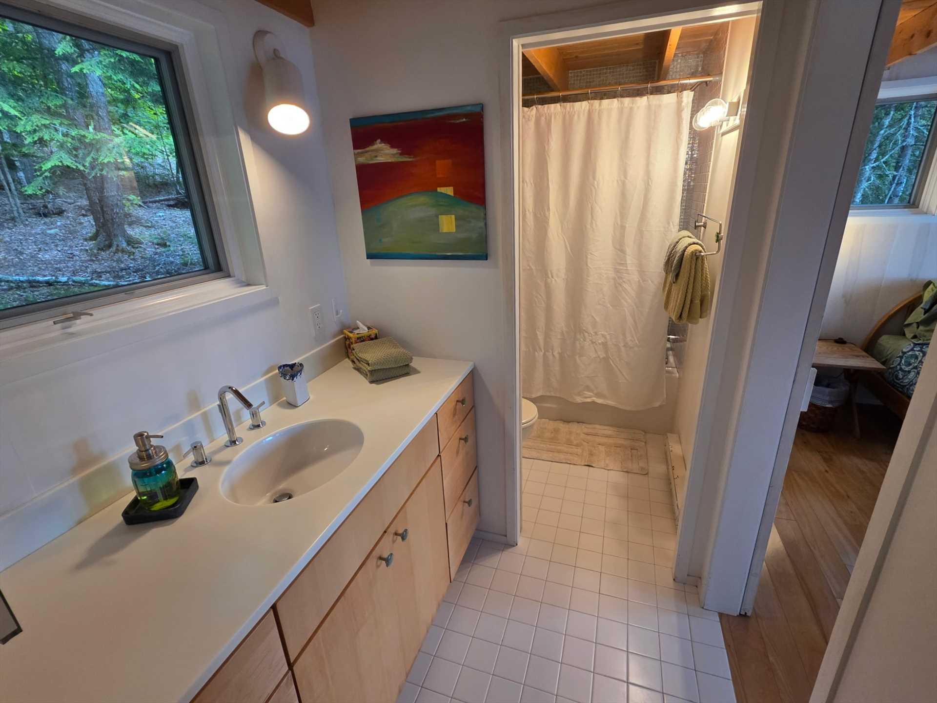 Full bath off Queen BR