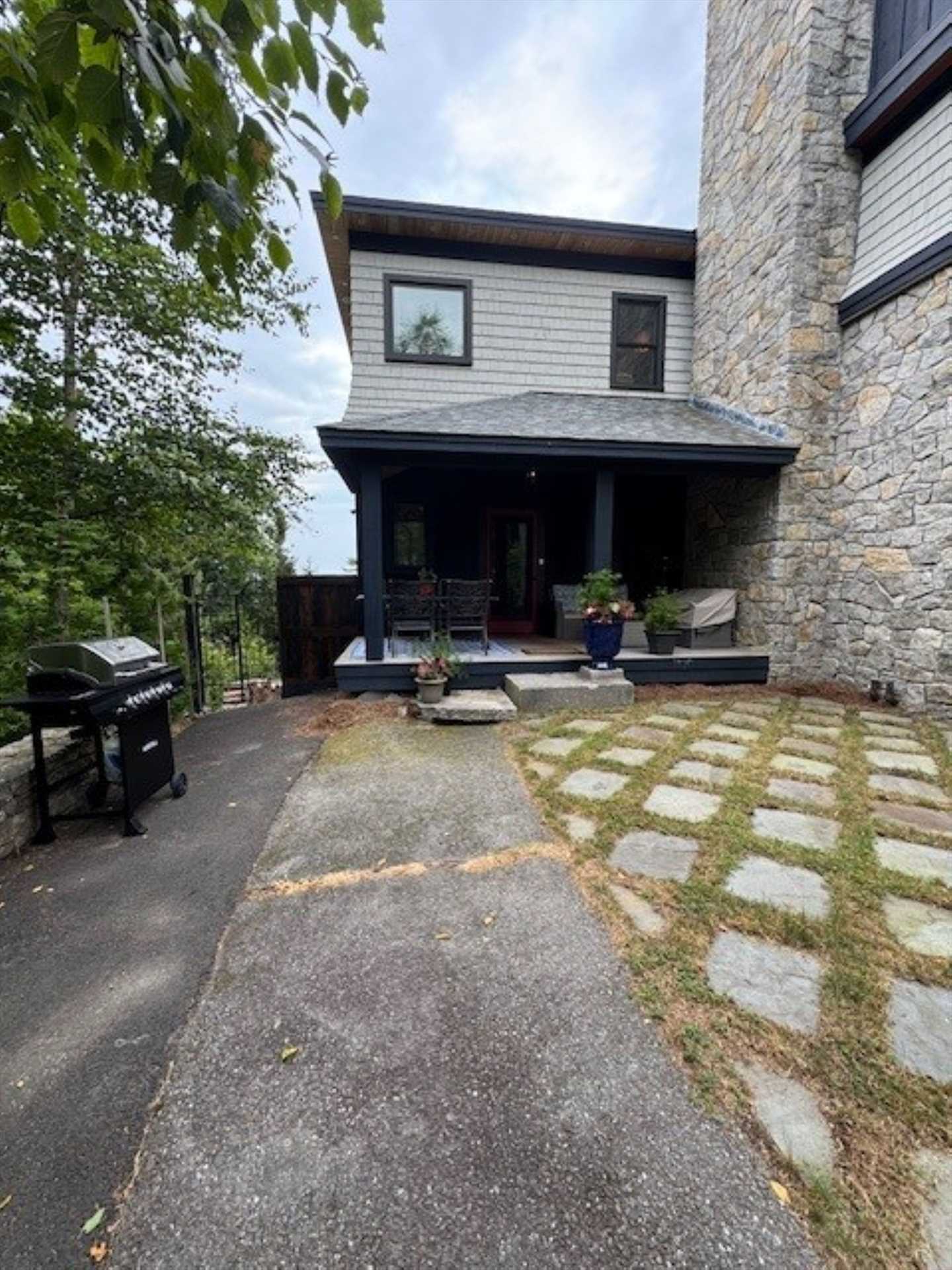 Rockbilt Vista front patio