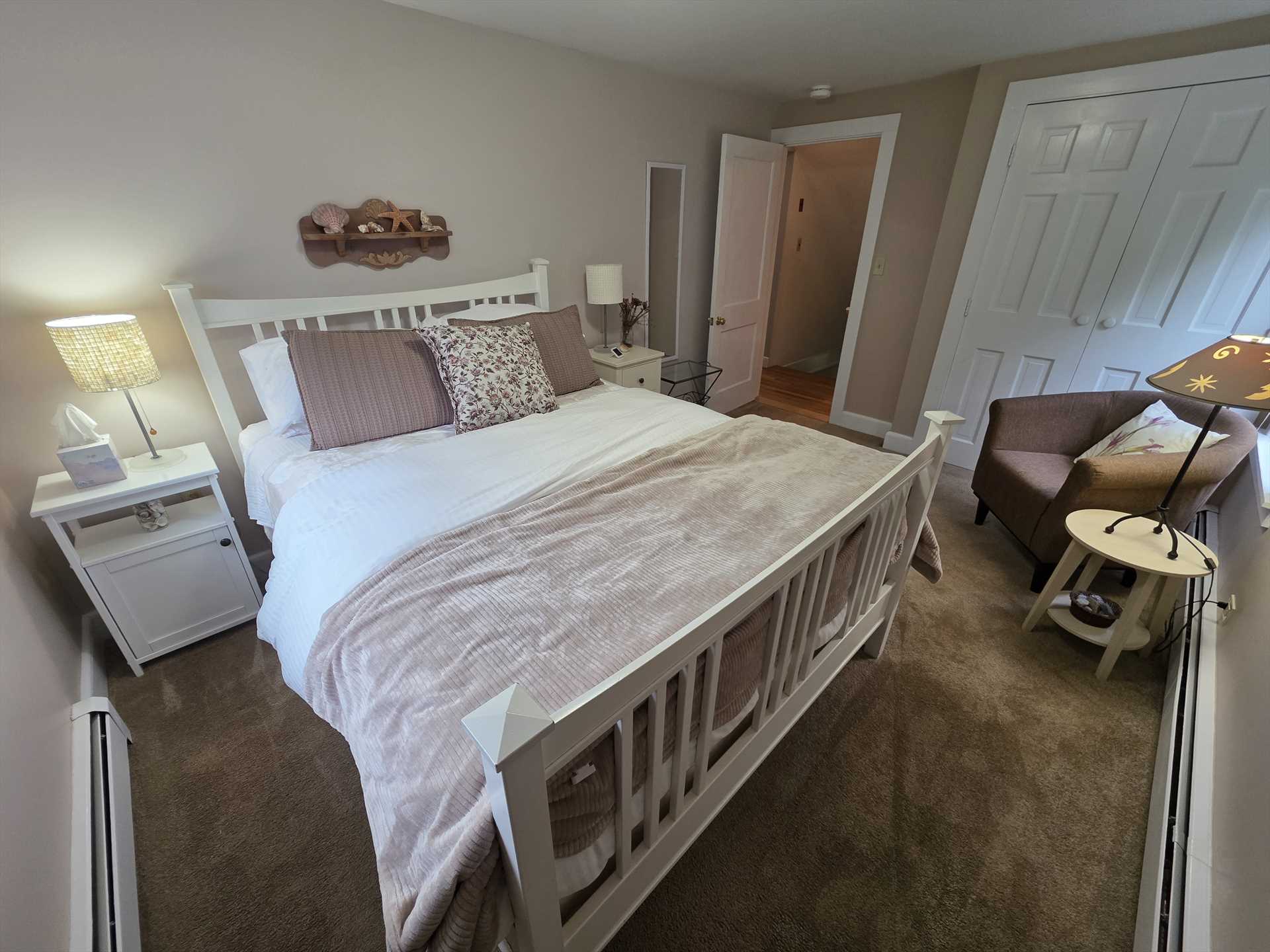 1st Floor Bedroom-Queen