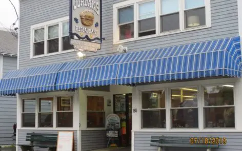 A blue and white awning over the entrance to a restaurant.